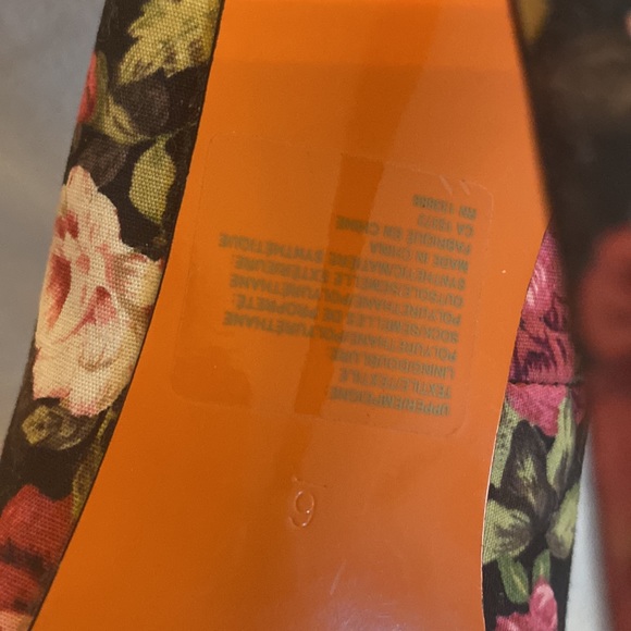 SIZE 6 JOE FRESH 4” High Heels. Black with Roses on them. - Picture 10 of 10